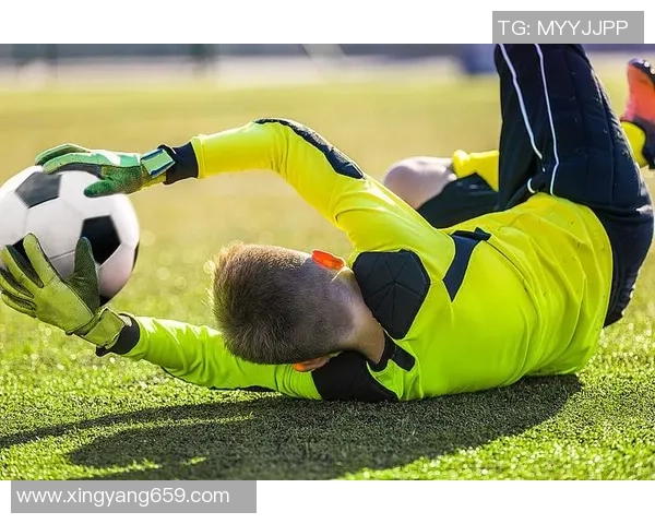 足球门将英勇扑救瞬间壁纸精选，感受守门员无畏挑战与精彩扑救